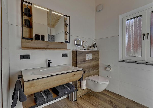 Helles Badezimmer mit ebenerdiger Dusche im Ferienhaus im Bayerischen Wald